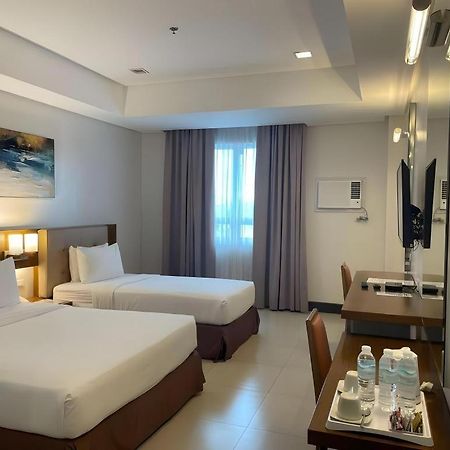 Diversion 21 Hotel Илойло Сити Екстериор снимка