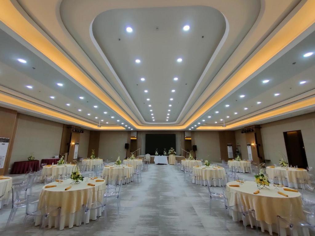 Diversion 21 Hotel Илойло Сити Екстериор снимка