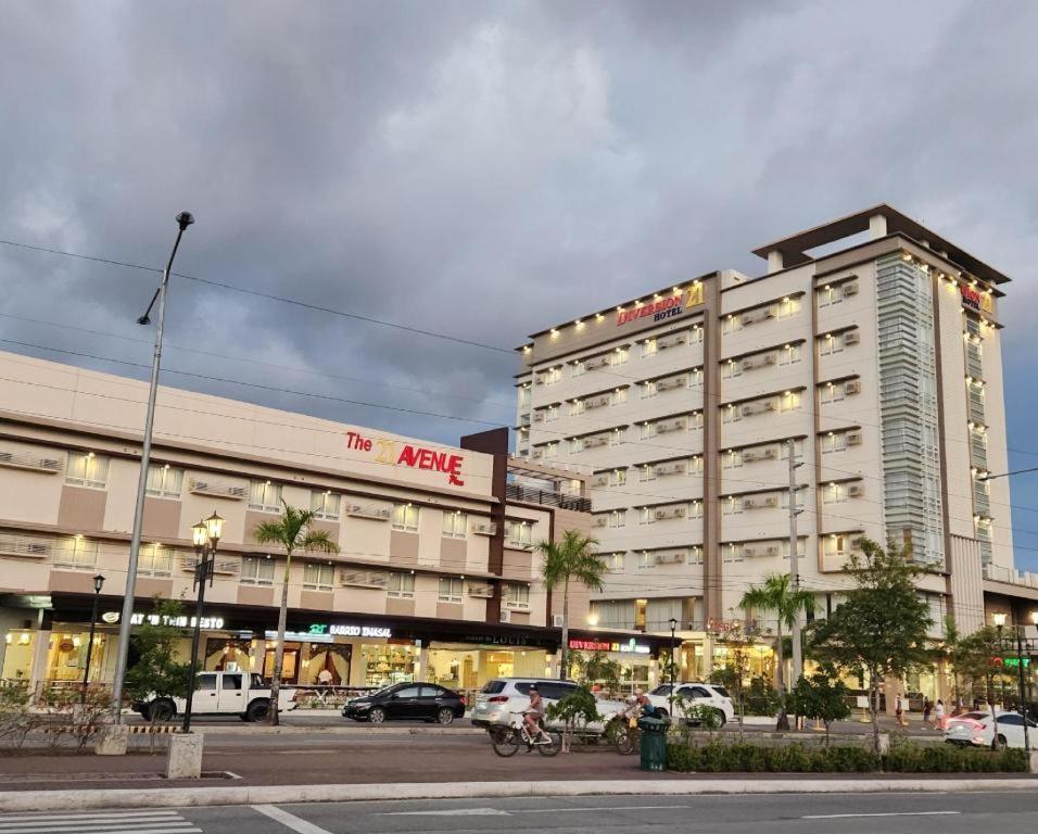 Diversion 21 Hotel Илойло Сити Екстериор снимка