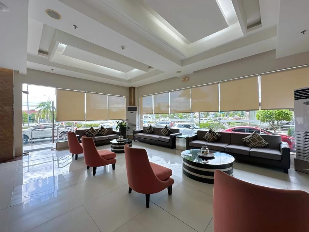 Diversion 21 Hotel Илойло Сити Екстериор снимка