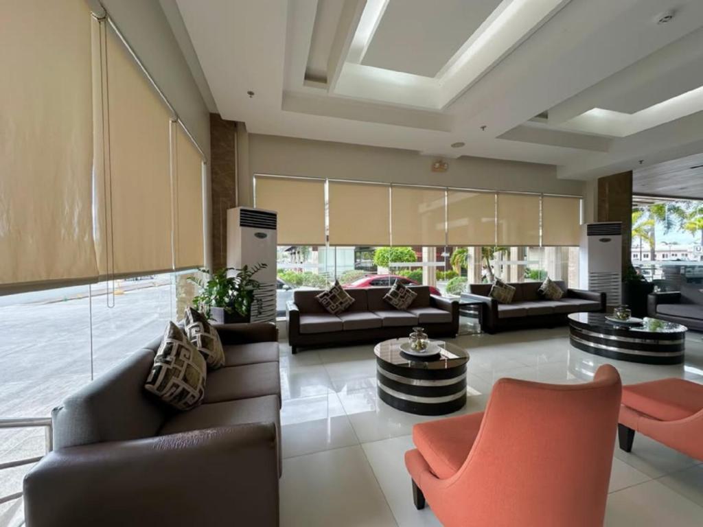 Diversion 21 Hotel Илойло Сити Екстериор снимка