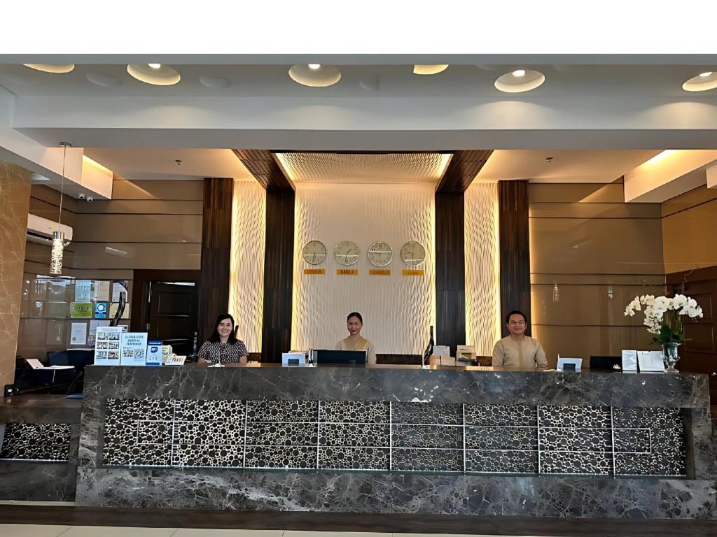 Diversion 21 Hotel Илойло Сити Екстериор снимка