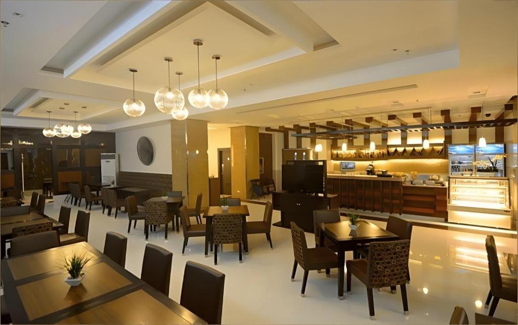 Diversion 21 Hotel Илойло Сити Екстериор снимка