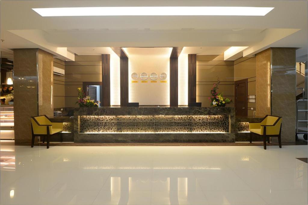 Diversion 21 Hotel Илойло Сити Екстериор снимка