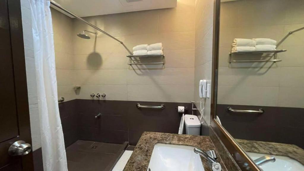 Diversion 21 Hotel Илойло Сити Екстериор снимка