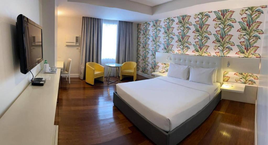 Diversion 21 Hotel Илойло Сити Екстериор снимка