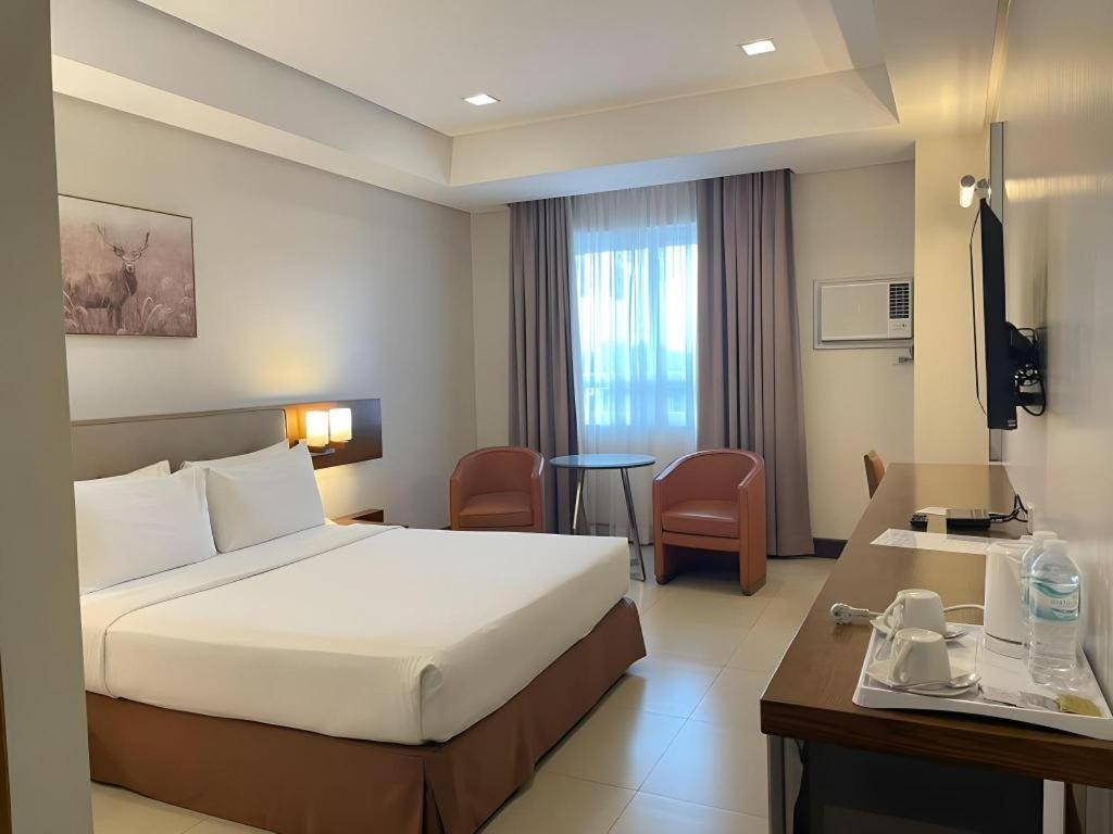 Diversion 21 Hotel Илойло Сити Екстериор снимка