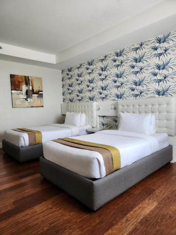 Diversion 21 Hotel Илойло Сити Екстериор снимка