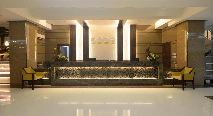 Diversion 21 Hotel Илойло Сити Екстериор снимка