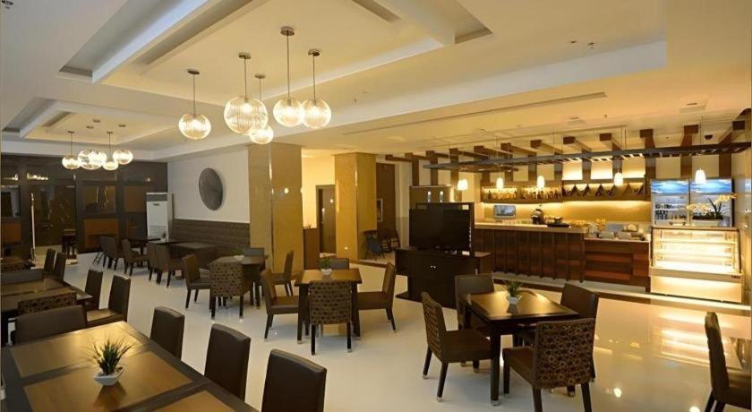 Diversion 21 Hotel Илойло Сити Екстериор снимка