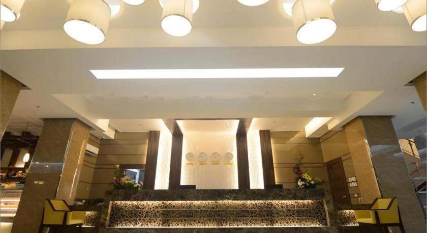 Diversion 21 Hotel Илойло Сити Екстериор снимка