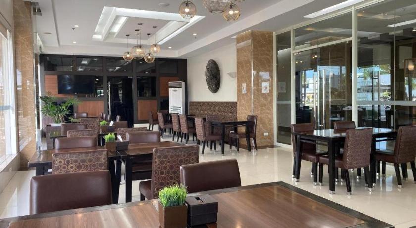 Diversion 21 Hotel Илойло Сити Екстериор снимка